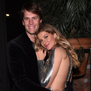 Gisele Bündchen, o marido, Tom Brady, e o filho mais velho do casal se divertiram comendo bolo de chocolate