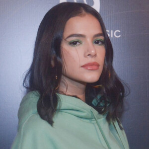 Bruna Marquezine combinou cor do moletom com sombra verde para show de Lizzo