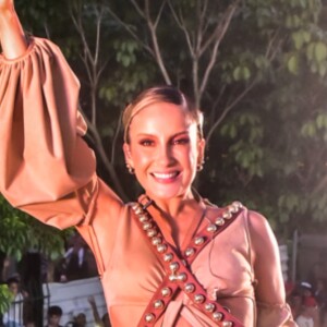 Claudia Leitte se inspirou em Maria Bonita em look para bloco de Carnaval neste sábado, 15 de fevereiro de 2020