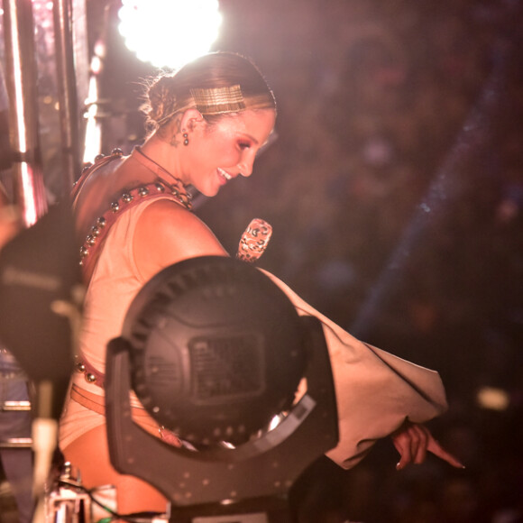 Claudia Leitte agitou maior bloco da cidade de Guarulhos