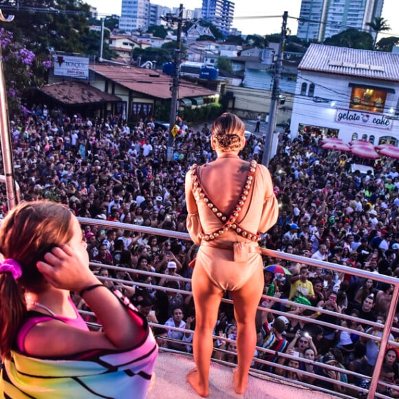 Look de Claudia Leitte em bloco de Carnaval representou a força da mulher nordestina