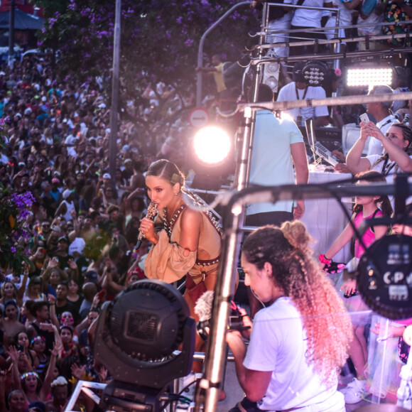 Claudia Leitte usou fantasia nordestina em bloco de Carnaval em SP