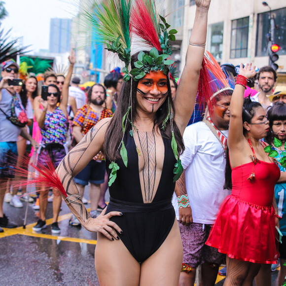 Alessandra Negrini desfila pelo bloco Acadêmicos do Baixo Augusta, pelas ruas de São Paulo, neste domingo, 16 de fevereiro de 2020