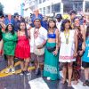 Alessandra Negrini faz foto com líder indígena brasileira Sônia Guajajara e outras mulheres indígenas em bloco de Carnaval