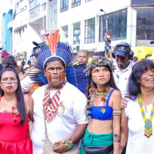 Alessandra Negrini faz foto com líder indígena brasileira Sônia Guajajara e outras mulheres indígenas em bloco de Carnaval