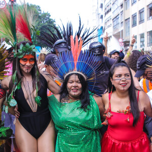 Alessandra Negrini, de índia em bloco de Carnaval, é criticada por apropriação cultural na internet