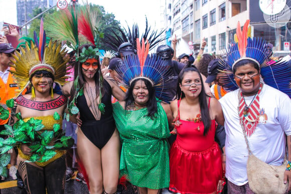 Alessandra Negrini, de índia em bloco de Carnaval, é criticada por apropriação cultural na internet