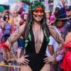 Alessandra Negrini causa polêmica ao surgir fantasiada de índia em bloco de Carnaval