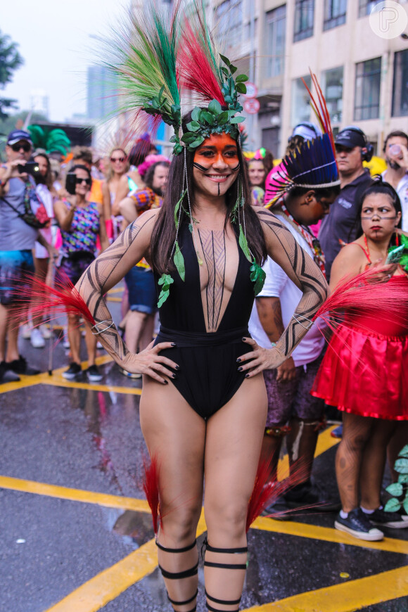 Alessandra Negrini causa polêmica ao surgir fantasiada de índia em bloco de Carnaval