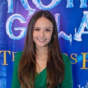 Na novela 'Além da Ilusão', Isadora (Larissa Manoela) fica idêntica à irmã, Isabela (Larissa Manoela), após uma pssagem de 10 anos e também se apaixona por Davi (Rafael Vitti)