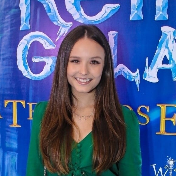 Na novela 'Além da Ilusão', Isadora (Larissa Manoela) fica idêntica à irmã, Isabela (Larissa Manoela), após uma pssagem de 10 anos e também se apaixona por Davi (Rafael Vitti)