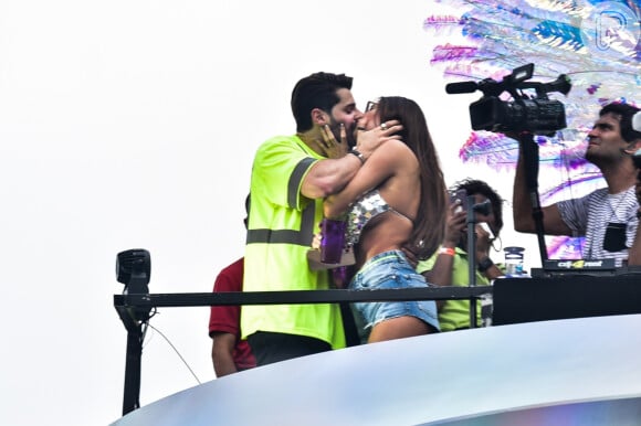 Romana Novais trocou beijos com DJ Alok em bloco de Carnaval