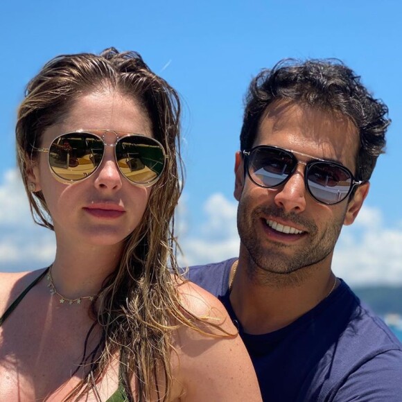 Bárbara Evans e Gustavo Theodoro fizeram festa de noivado com proposta intimista