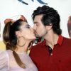 Luan Santana e a noiva, Jade Magalhães, trocaram beijos em camarote na Marquês de Sapucaí