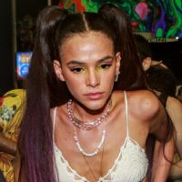 Bruna Marquezine usa aplique em penteado e make glow para Carnaval em Salvador
