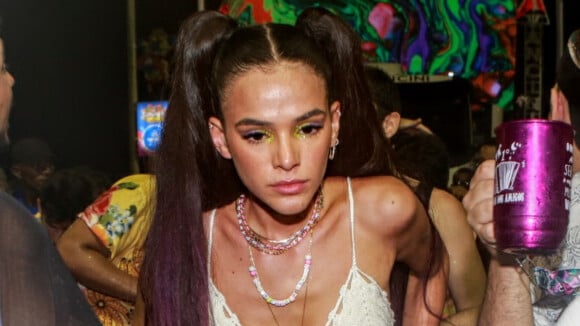 Bruna Marquezine usa aplique em penteado e make glow para Carnaval em Salvador