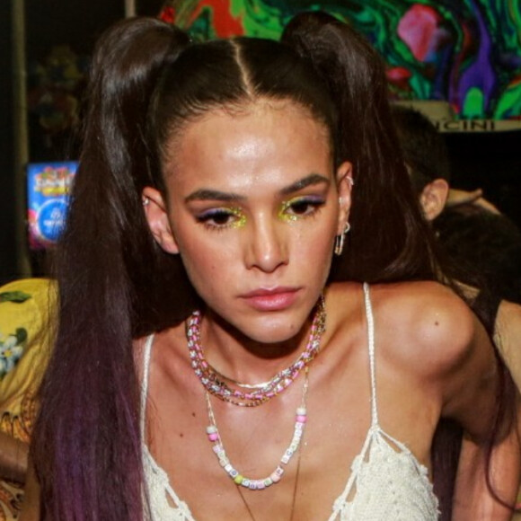 Bruna Marquezine curte trio de grupo eletrônico durante Carnaval na Bahia, em 22 de fevereiro de 2020