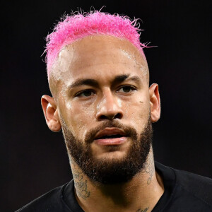 Neymar aparece entusiasmado em festa de aniversário do jogador Edinson Cavani ao lado de outros jogadores do PSG