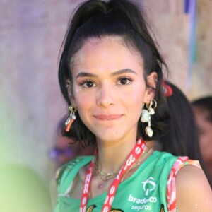 Bruna Marquezine deu pegada glam com brilho ao redor dos olhos