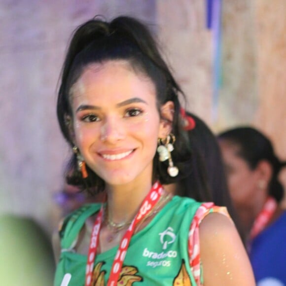 Bruna Marquezine usa parte dos cabelos presos em look