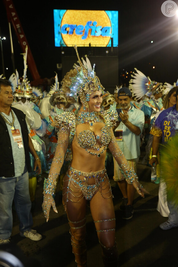Lívia Andrade é rainha de bateria da Paraíso do Tuiti