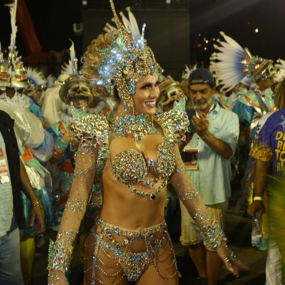 Lívia Andrade é rainha de bateria da Paraíso do Tuiti