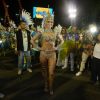 Lívia Andrade desfilou à frente dos ritmistas da escola Paraíso do Tuiuti