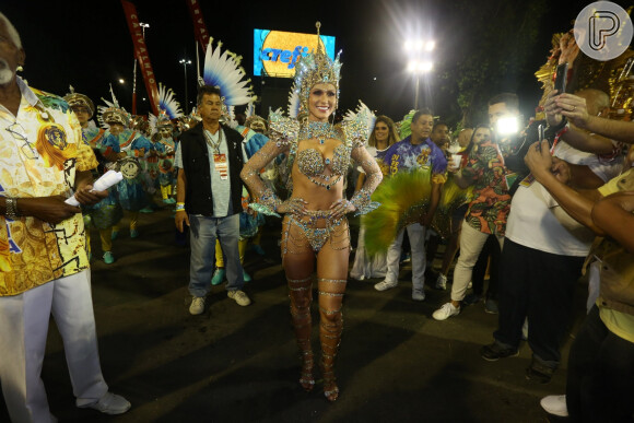Lívia Andrade desfilou à frente dos ritmistas da escola Paraíso do Tuiuti