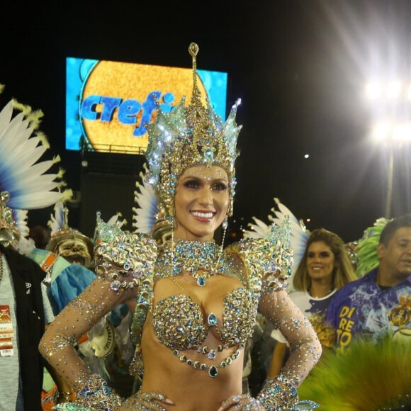 Lívia Andrade desfilou à frente dos ritmistas da escola Paraíso do Tuiuti