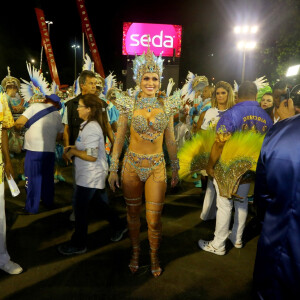 Lívia Andrade brilhou com rainha de bateria da Paraíso do Tuiti