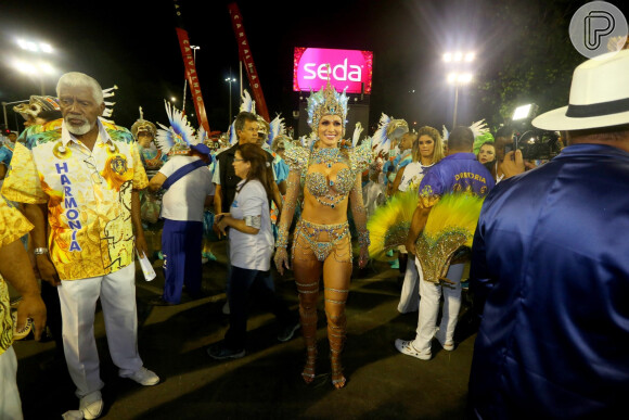 Lívia Andrade brilhou com rainha de bateria da Paraíso do Tuiti