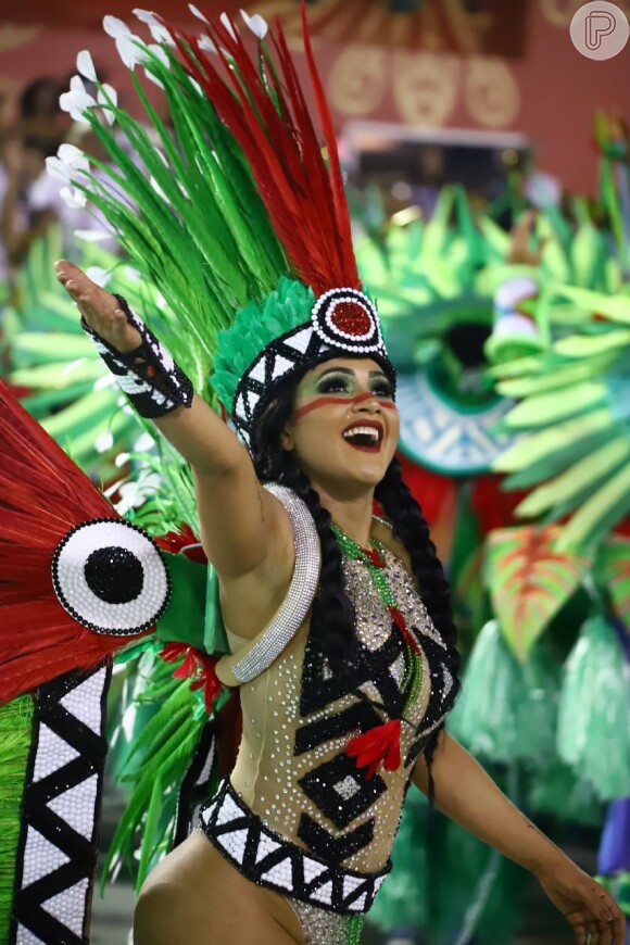 Mileide Mihaile representou uma índia no desfile de carnaval da Grande Rio