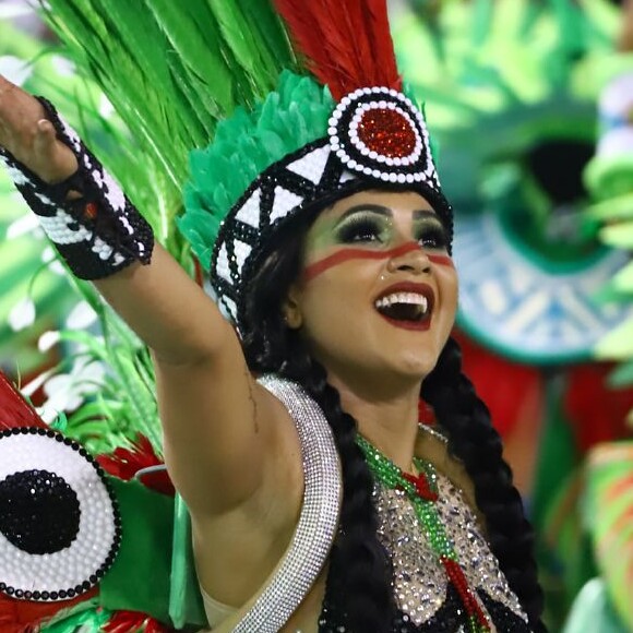 Mileide Mihaile representou uma índia no desfile de carnaval da Grande Rio
