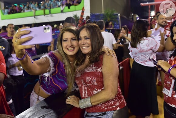 Susana Vieira atendeu fãs em frisa da Sapucaí nesta segunda-feira, 24 de fevereiro de 2020
