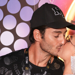 Isis Valverde trocou beijos com marido, André Resende, no camarote N1 