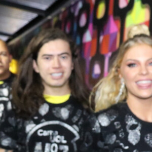 Luísa Sonza e Whindersson Nunes chegam animados no camarote.