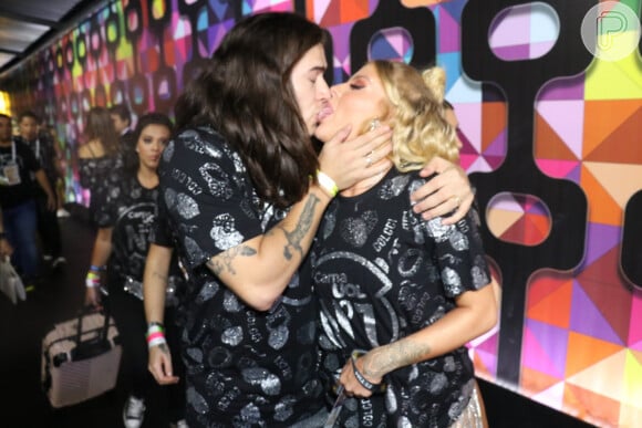 Luísa Sonza e Whindersson Nunes trocam beijão na frente das câmeras.