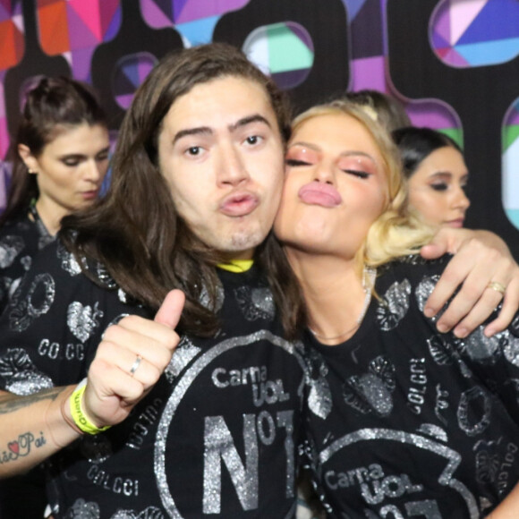 Luísa Sonza e Whindersson Nunes mandam beijo para as câmeras.