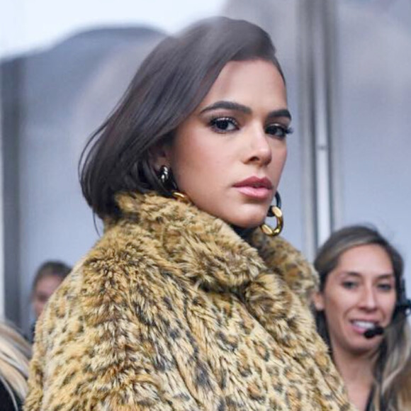 Bruna Marquezine curte Bloco Tropkillaz na casa noturna Hub RJ, em Santo Cristo, no Rio de Janeiro, em 26 de fevereiro de 2020