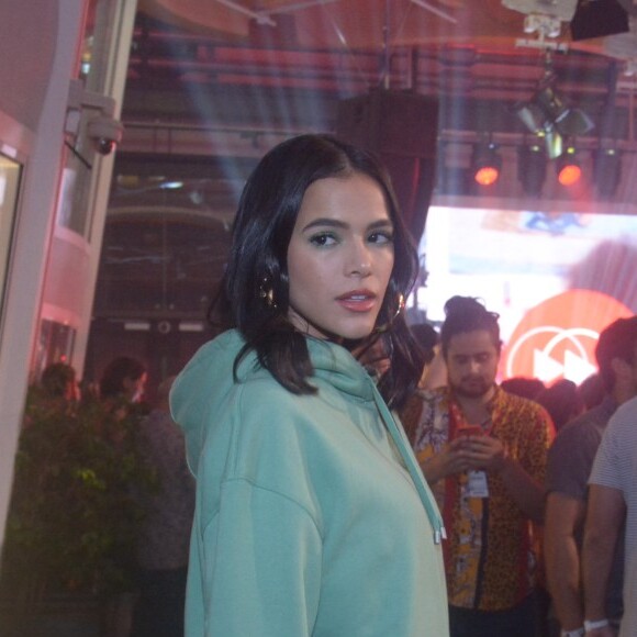 'Só vou postar foto agora segurando meu exame de sangue pra ver se param de se 'preocupar' tanto assim com a minha saúde', ironizou Bruna Marquezine