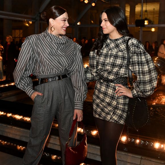 Filha de Claudia Raia, Sophia Raia faz rara aparição com a mãe em desfile do Paris Fashion Week