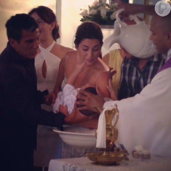 Fernanda Paes Leme posta foto em batizado com Eri Johnson, em 26 de fevereiro de 2013
