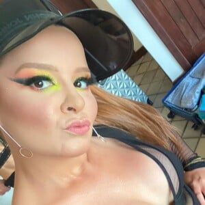 Maiara aposa em look colorido para Bloco de Carnaval neste domingo, dia 01 de março de 2020