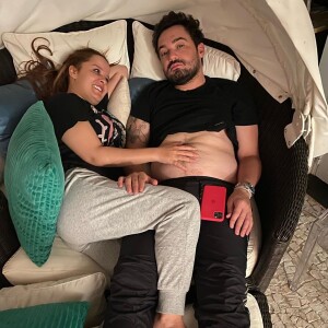 Maiara brinca ao mostrar barriga de Fernando Zor em foto neste domingo, dia 01 de março de 2020