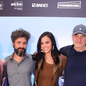 Bruna Marquezine posa com elenco e direção na pré-estreia do filme 'Vou Nadar Até Você', no Shopping Iguatemi, em São Paulo, na noite desta segunda-feira, 02 de março de 2020