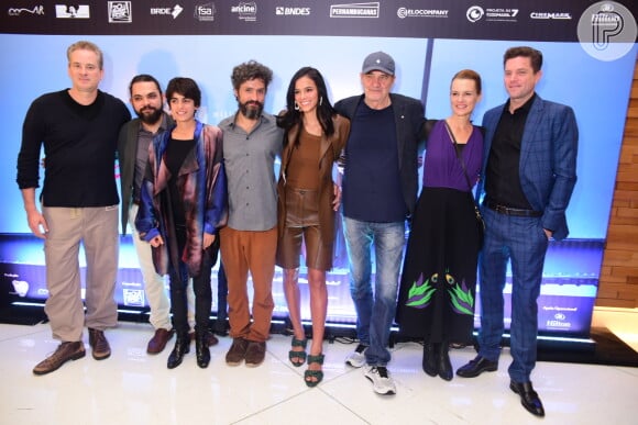 Bruna Marquezine posa com elenco e direção na pré-estreia do filme 'Vou Nadar Até Você', no Shopping Iguatemi, em São Paulo, na noite desta segunda-feira, 02 de março de 2020