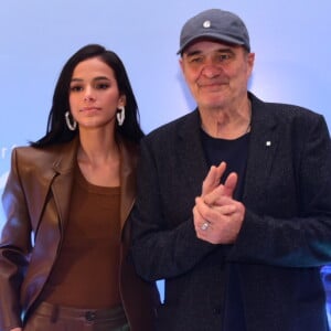 Bruna Marquezine posa com o diretor Klaus Mitteldorf na pré-estreia do filme 'Vou Nadar Até Você', no Shopping Iguatemi, em São Paulo, na noite desta segunda-feira, 02 de março de 2020