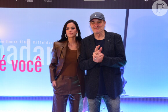 Bruna Marquezine posa com o diretor Klaus Mitteldorf na pré-estreia do filme 'Vou Nadar Até Você', no Shopping Iguatemi, em São Paulo, na noite desta segunda-feira, 02 de março de 2020