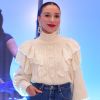 Amiga de Bruna Marquezine, Priscilla Alcântara apostou em jeans e suéter de crochê com babados para prestigiar atriz em lançamento de filme nos cinemas
