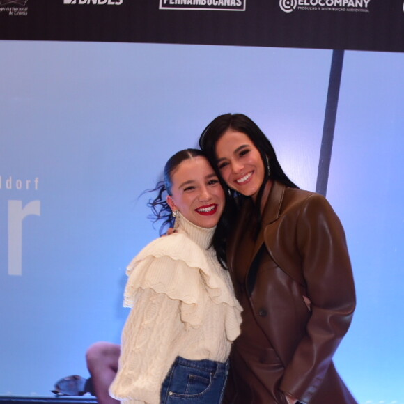 Bruna Marquezine recebe Priscilla Alcântara em lançamento de filme em São Paulo